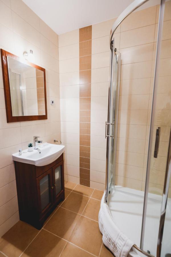 River Retreat Otel Lotrioara Dış mekan fotoğraf
