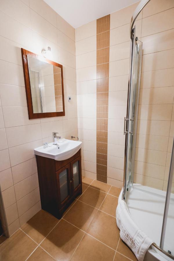 River Retreat Otel Lotrioara Dış mekan fotoğraf